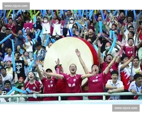 苏超赛场现 散装家庭:父母为连云港助威,子女为苏州呐喊 苏超赛场现 散装家庭:父母为连云港助威,子女为苏州呐喊